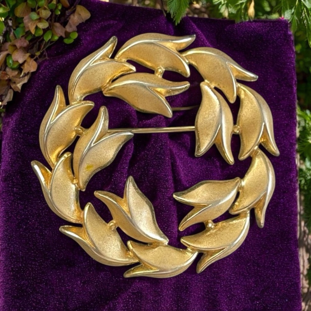 VINTAGE Crown TRIFARI Brooch Brushed Gold Tone floral leaf style brooch pin